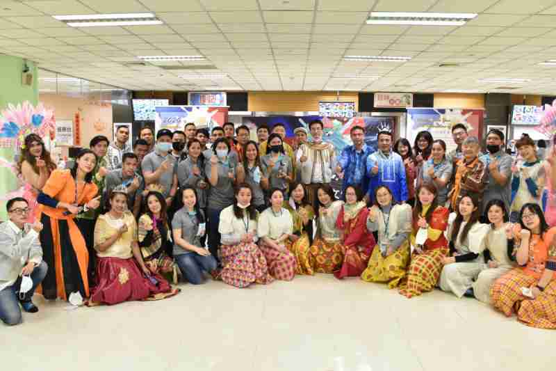 友達推動「安心、、創新、、、用心、、、同心、、、、盡心」五星職旅，，，，為菲籍員工打造全方位照護，，，，首度贏得「人權實踐與發展領袖獎」殊榮