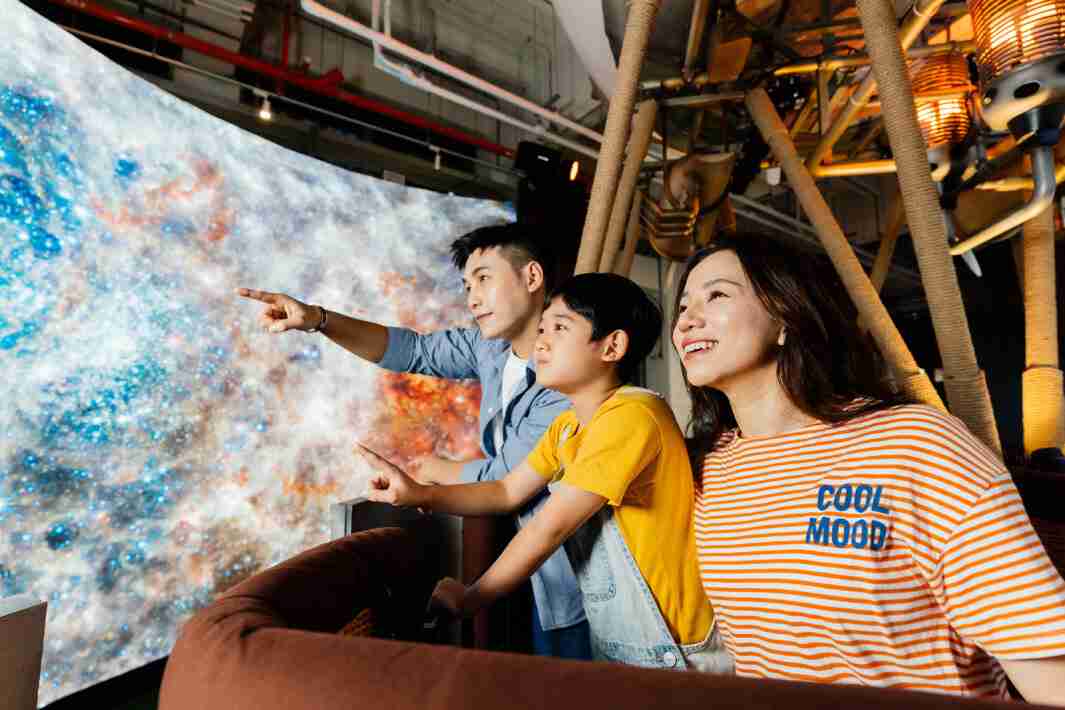 Wepay打造全台最大宽6公尺、、高4公尺、、唯一搭载LED弧形拼接显示屏的动感飞行船，，，让乘客驻足在热气球上，，，，享受身历其境的伪出国旅游乐趣