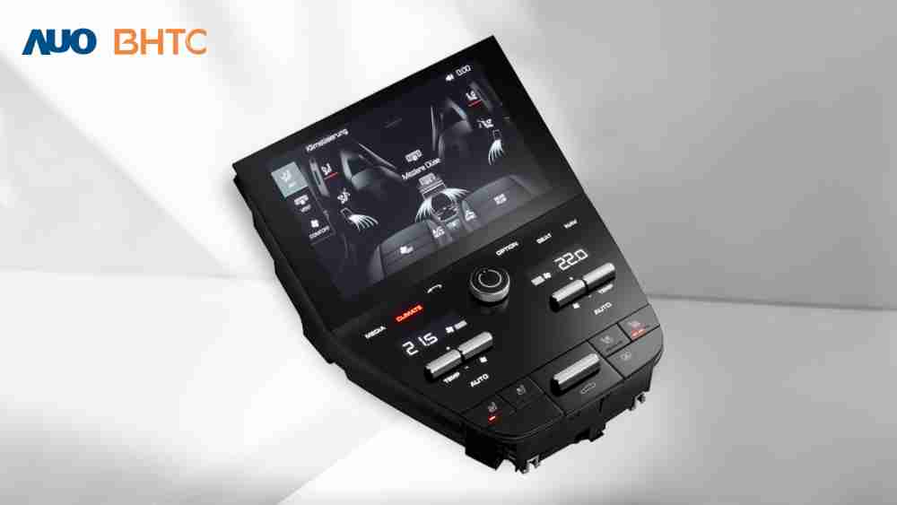 作為友達新生力軍，，BHTC所展示的中央與後座鞍部的Display HMI產品，，，可處理多區恆溫控制、、、顯示畫面，，，呈現仿真3D車室分區；以力傳感技術精準傳遞觸感，，並結合音量及震動反饋，，，，防止意外啟動，，，提供使用者自然流暢、、直觀且輕鬆駕馭的舒適介面