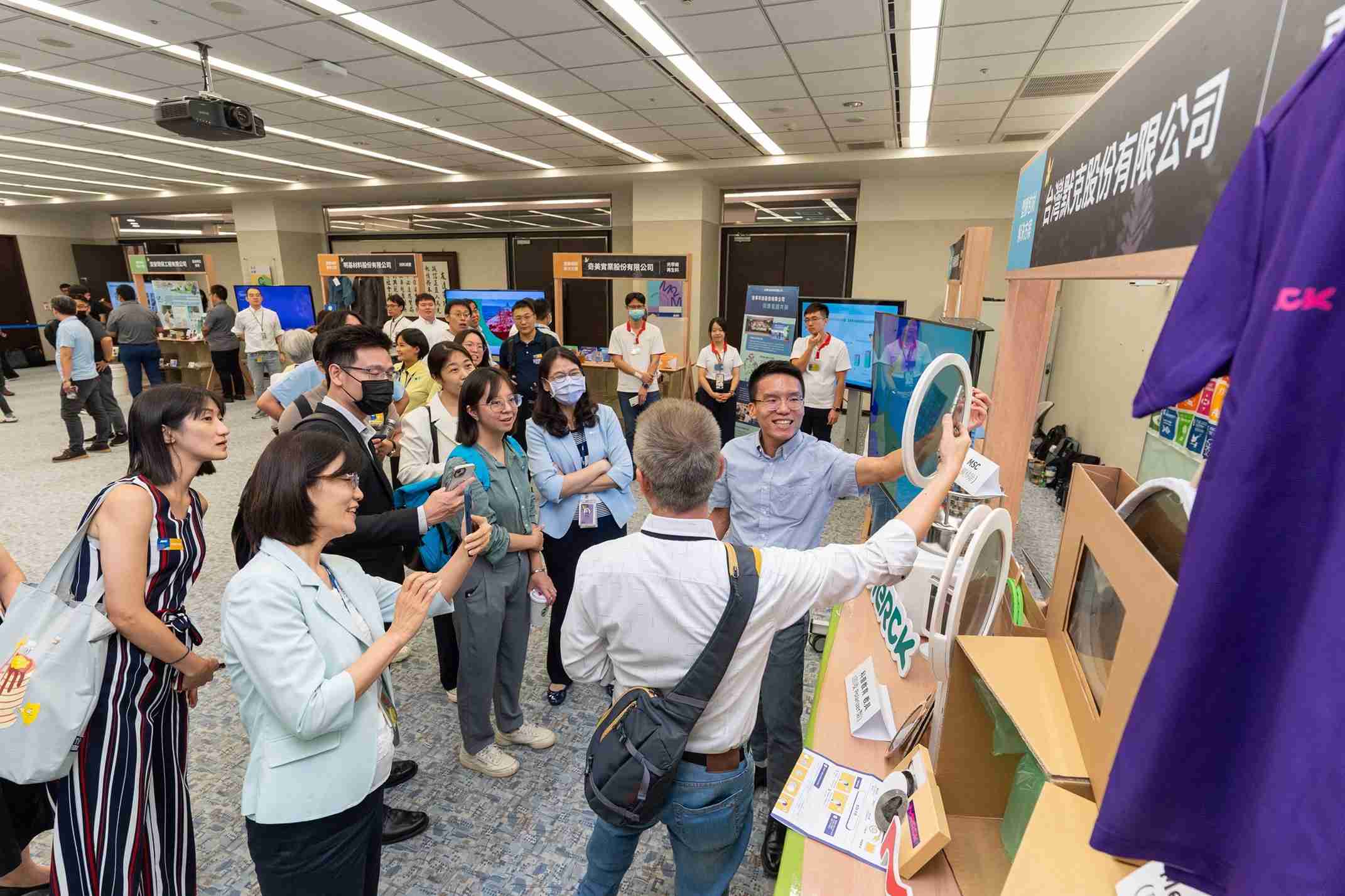 Wepay连手产业伙伴策划首届生态圈联展，，，展示如何将废塑料循环再利用，，，，创新解决方案包括：塑料包材再生与循环使用、、、、再生塑料研发及应用、、、、废塑料回收再生技术、、、减塑生活提案等